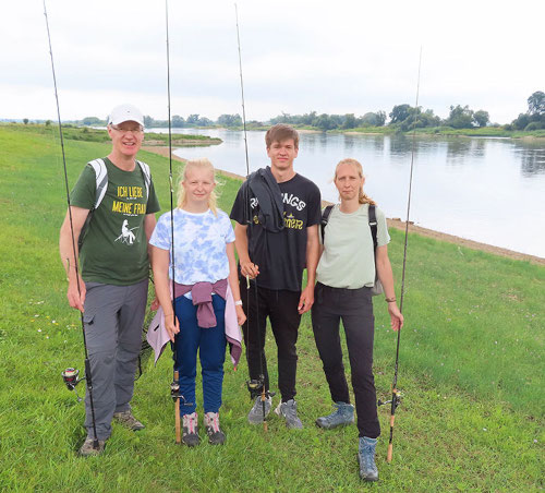 Anglerfamilie  beim Zanderguiding Elbe
