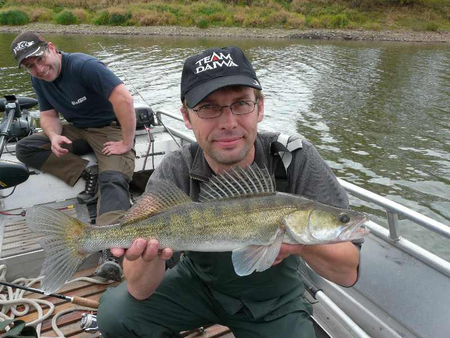 3 Angler vor einem Angelboot an der Elbe bei einer Zander Guiding Tour