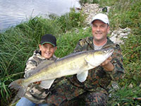 Fangfoto Vater und Sohn mit kapitalen Zander aus der Elbe bei Magdeburg