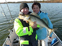 Fangfoto Angler und Anglerin mit einen Zander auf Gummifisch vom Boot im See