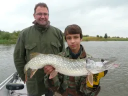 jungangler-vater-hecht-fangfoto-elbe-boot
