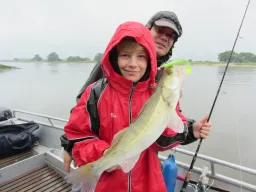 stolzer-jungangler-vater-zander-fangfoto