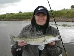 anglerin-zander-fangfoto-elbe