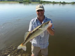 sommerzander-elbe-fangfoto-ufer Nach wenigen Minuten gleich der 2. Zander-so macht Zanderangeln an der Elbe spaß