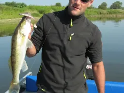 zander-elbe-boot-fangfoto Bei dieser Angeltour auf der Elbe vom Boot bissen die Zander sehr vorsichtig, deshalb wundert es nicht das fast alle gefangenen Zander bei diesem Guiding ganz vorne im Maul gehakt waren