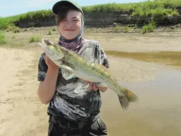 stolzer-jungangler-zander-elbe-fangfoto